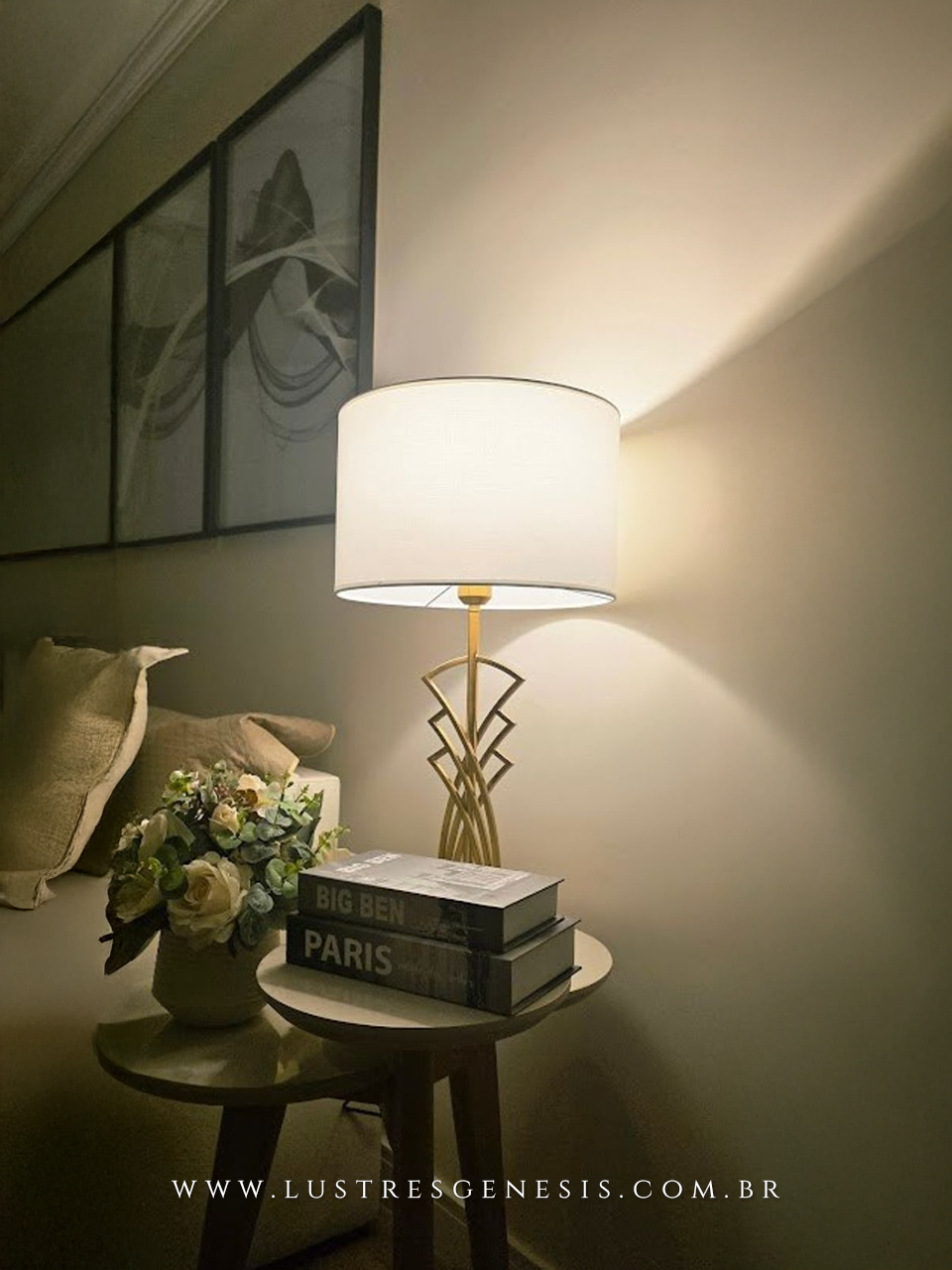 Abajur Cidonia moderno dourado com cúpula branca decorando ambiente aconchegante, ideal para sala de estar, quarto, cabeceira de cama ou escritório.